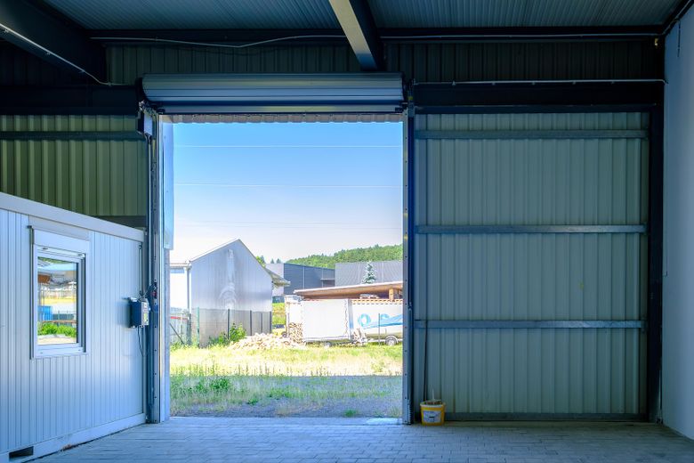 Halle, Lager oder Werkstatt mit Freifläche – Gewerbeareal flexibel teilbar – Halle C von innen zum Rolltor
