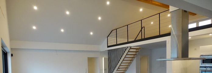 Wohnen wie im Penthouse: Galerie, Kamin und riesiger Wohnbereich – Wohnbereich