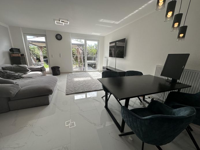 Frisch renoviertes Reihenendhaus mit Gartenparadies & XL-Terrasse – Wohnzimmer