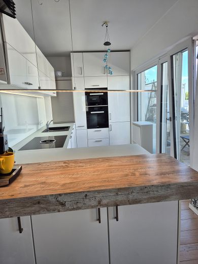 High up on the 5th floor – Super central with extras in Karlsfeld – Küche mit Blick vom Wohnzimmer