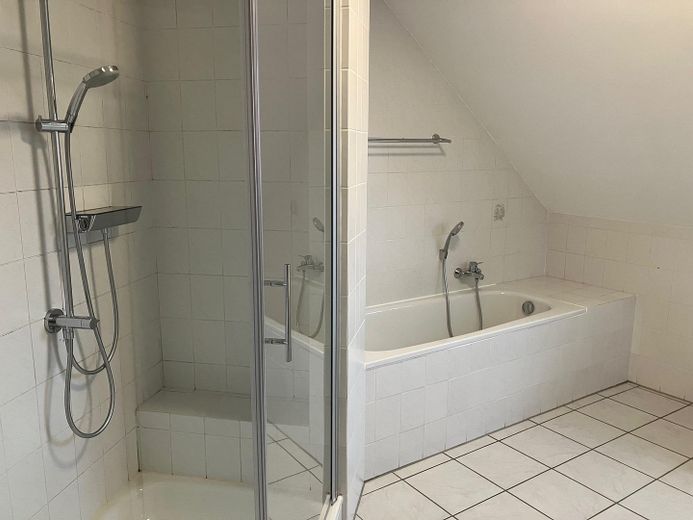 Komfort-Einliegerwohnung im Winkelbungalow mit Balkon in ruhiger Stadtrandlage, von privat – Bad Bild 2