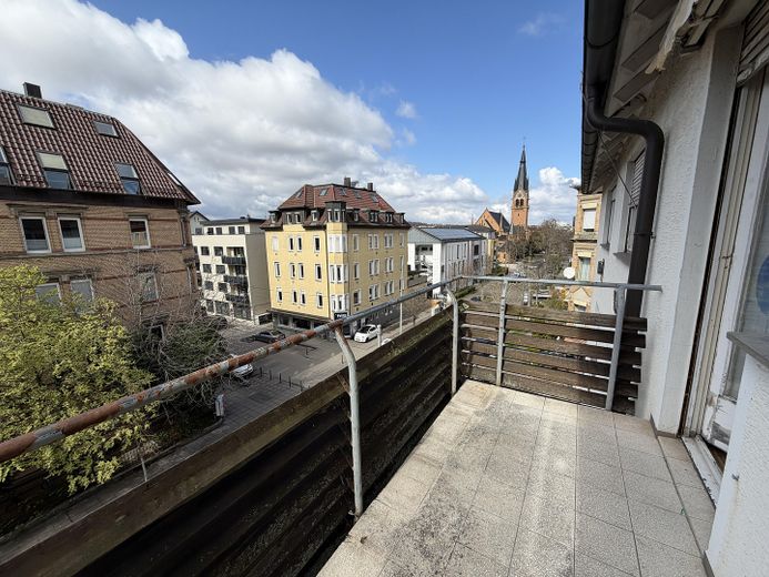 Frisch komplettsanierte 4-Zimmer-Wohnung mit Einbauküche & Balkon in Stuttgart-Bad Cannstatt – Balkon