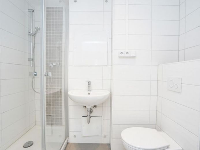 Balkon / Duşlu Modern Banyo – Fotoğraf 1