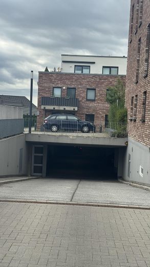 Tiefgarage in Barsbüttel – Einfahrt mit großem Tor 
