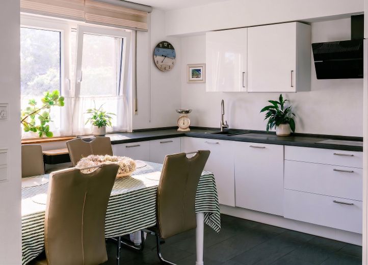 Senza commissioni! Casa bifamiliare sfalsata su più livelli, personalizzata, con garage doppio e vista panoramica! – Küche ist im Preis inbegriffen