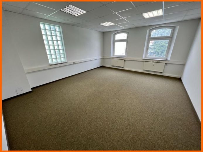 Gewerbe mit 4 Räumen, Archiv und WC! Großer Parkplatz direkt am Haus! – Foto 1