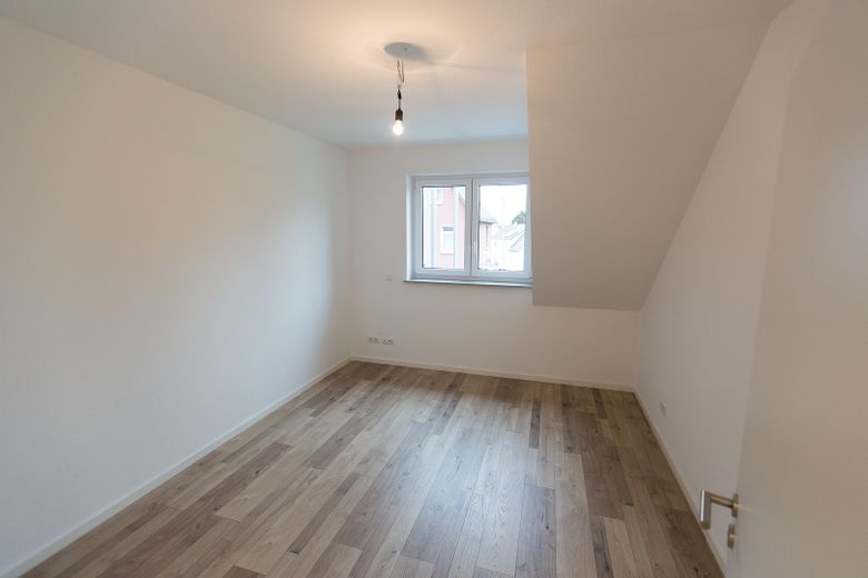 Exklusive 3-Zimmer-Wohnung in Bad Vilbel (2016), 105 m², Balkon, 2 TG-Plätze mit Wallbox – linkes Schlafzimmer