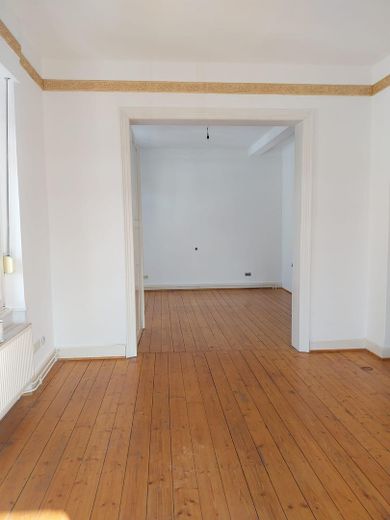Helle 3,5-Zimmer-Wohnung (96 qm) mit Südbalkon, Garage, saniertem Bad – Wohnzimmer/Schlafzimmer