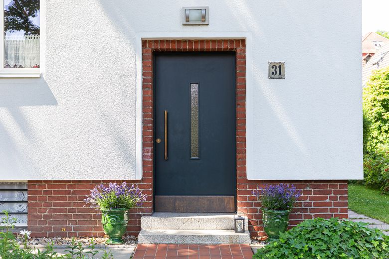 Wohnen + Kapitalanlage: Top gepflegtes, aufwendig saniertes 30er-Jahre-Haus in 1A-Lage Zehlendorf – Tischlertür mit Fingerscan