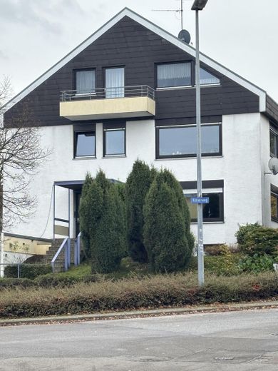Klasyczny dom architekta z 1973 roku z 4 mieszkaniami w najlepszej lokalizacji – Zdjęcie 1