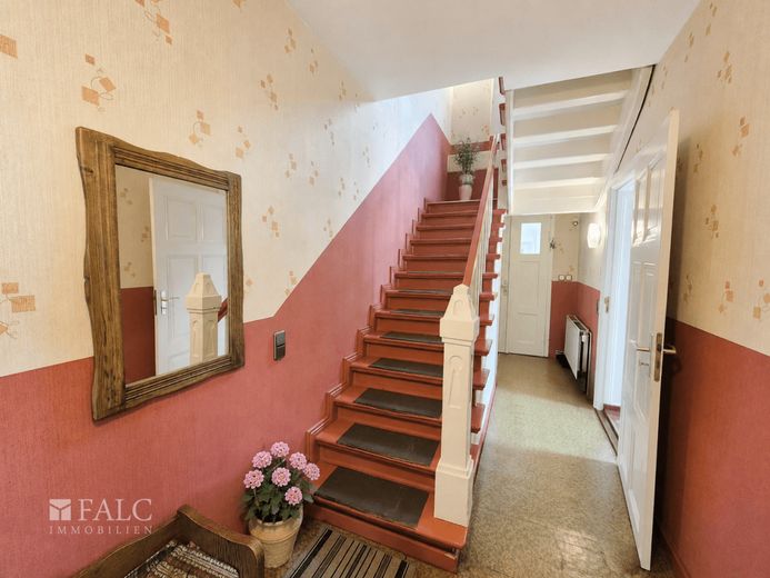 Großzügiges Anwesen mit historischem Wohnhaus und viel Potenzial - FALC Immobilien – Flur