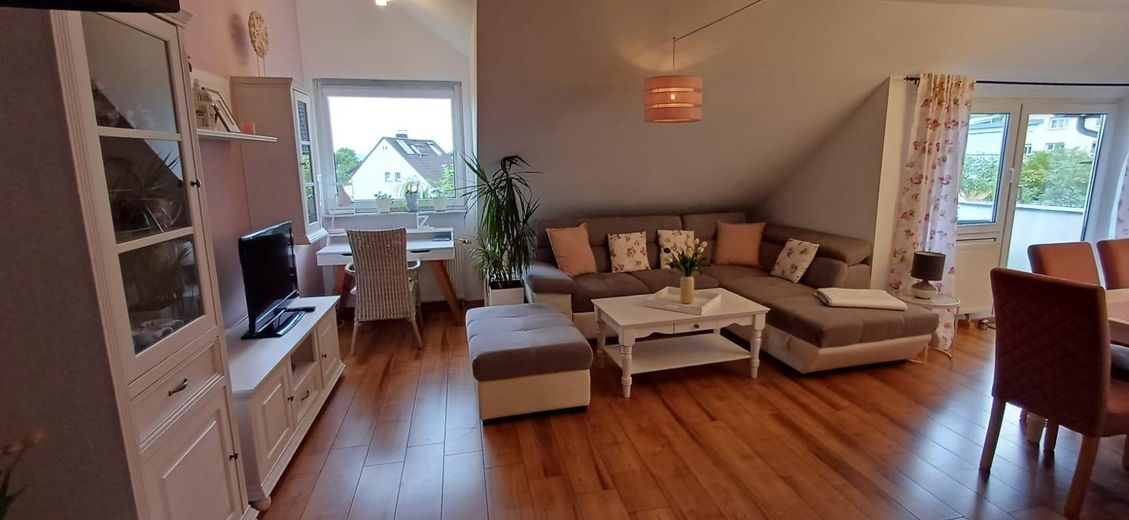 Wohnzimmer mit Ausgang Balkon