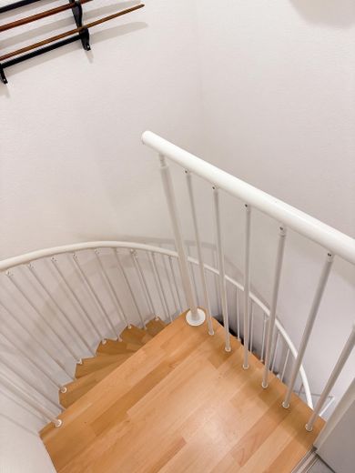 Habiter et travailler : appartement de 5 pièces au rez-de-chaussée avec jardin et bureau/salle de loisirs de 60 m² au sous-sol – Treppe ins Kellergeschoss