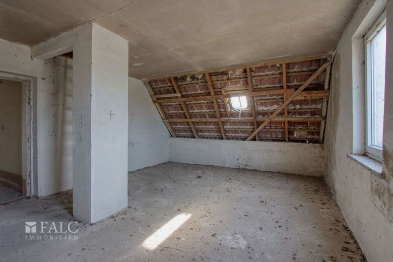 Provisionsfrei: Mehrfamiliendoppelhaus mit 10 Wohneinheiten - attraktives Entwicklungspotenzial – Haus B - Dachboden II