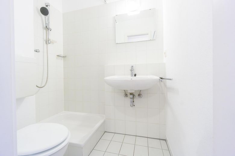 Lista para entrar a vivir o una excelente inversión: apartamento luminoso en una ubicación céntrica – Badezimmer