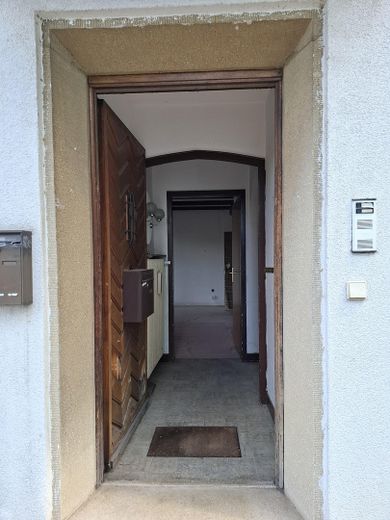 Büyük bir üst hakkı arsası üzerinde tasarım potansiyeline sahip müstakil şehir villası – Eingang + Blick ins Wohnzimmer