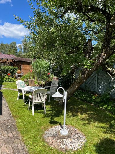 Freistehendes Zweifamilienhaus mit Garage und Gartenidylle – Teich & Gartenbereich