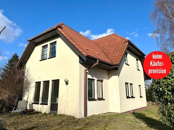 HORN IMMOBILIEN ++ ca. 8 km bis Neubrandenburg ++ ein großes Haus mit 5 Zimmern – Hausansicht