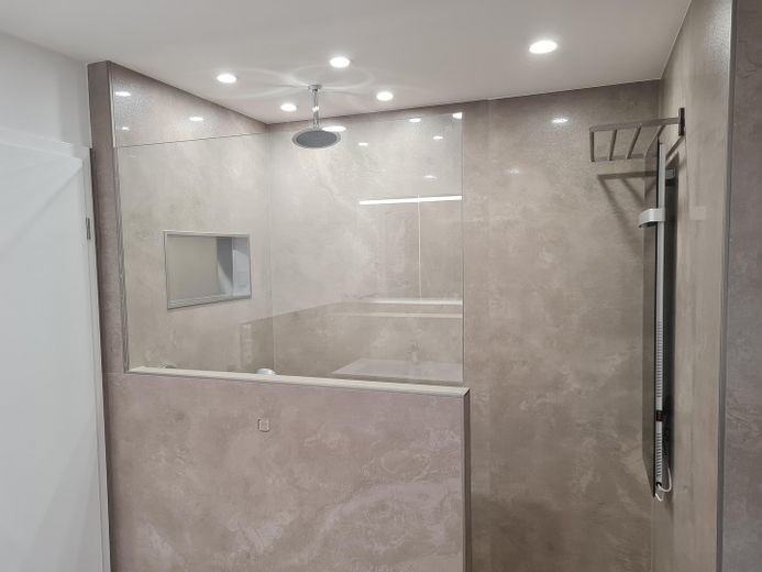 **Neubau Erstbezug, Traumhafte und moderne 4-ZIMMER EG.-Maisonette Whg. in Bischofsheim** – Badezimmer