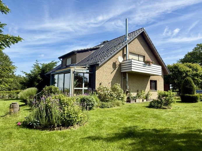 Naturnah leben &amp; Aussicht genießen - mit Garten und Doppelgarage in Exter – Titelbild