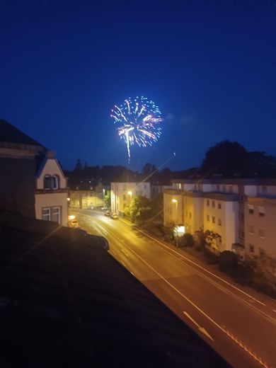 Appartement mansardé central de 3 pièces (env. 83 m²) avec climatisation et emplacement de stationnement – Blick aus dem Fenster 2