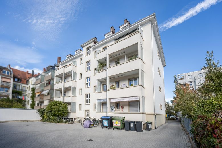 Zonder makelaarscourtage! 3-kamerappartement in een oud gebouw (ca. 102 m²) incl. balkon en garage in de Südweststadt – Außen Hof