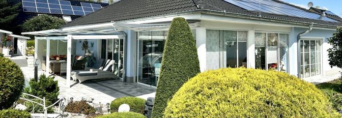 Exklusives EFH im Bungalowstil, mit Pool, Wärmepumpen, Doppelgarage, Carport + stilvollem Grundstück