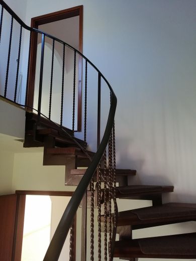 RESERVIERT Einfamilienhaus Massivhaus Einliegerwohnung ruhige Wohnlage Keller Garten – Treppe zum OG