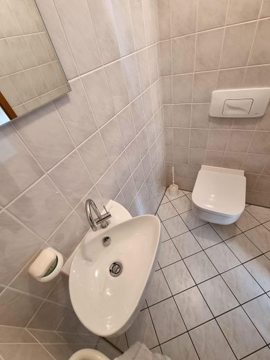 شقة من 3.5 غرف مع شرفة كبيرة في موقع هادئ في هنتروب – Gäste-WC