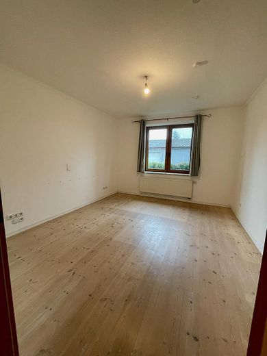 Nachhaltiger Bungalow mit Wintergarten, Garage und Garten – Schlafzi.  lt. Grundriss