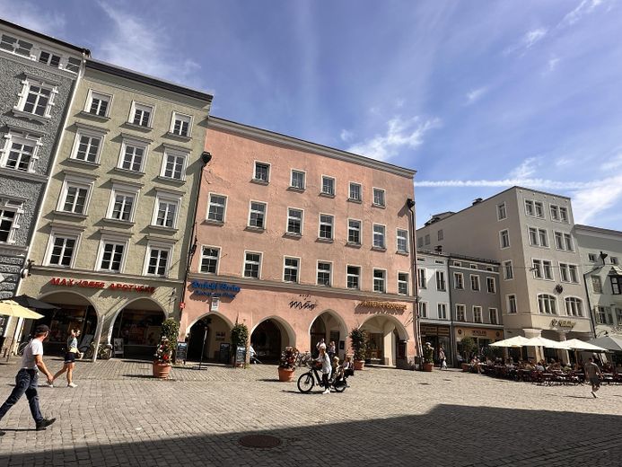 Top location! Beautiful office directly at Max-Josefs-Platz. Balcony & mountain views. No commission! – Hausansicht Max-Josefs-Platz