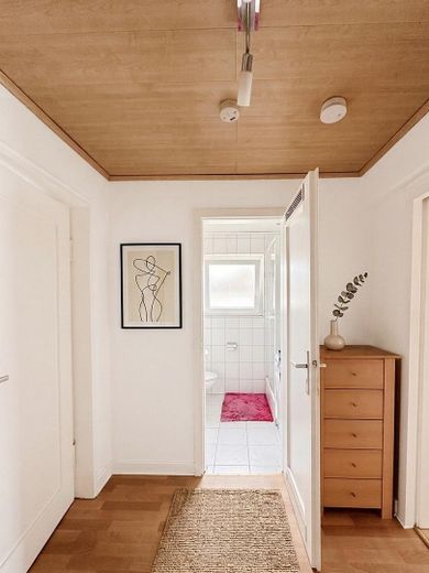 Lichtdurchflutete 2-Zimmer-Wohnung mit Balkon, modernem Bad & Top-Anbindung in Wiesbaden-Schierstein – Flur