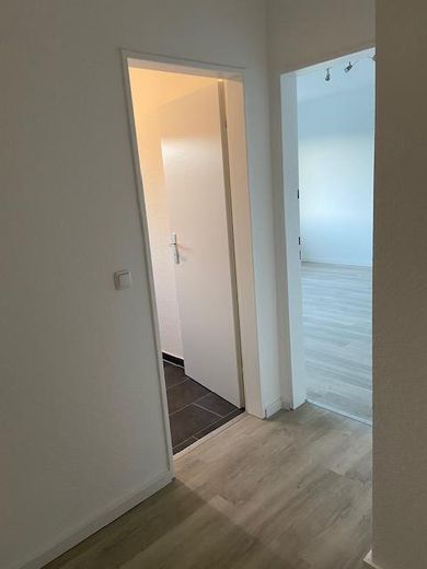 Francoforte Niederrad: Bellissimo appartamento di 2 locali con balcone – Diele li. Küche geradeaus WZ