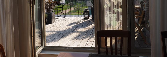 Ático en una amplia zona verde – Südwestblick auf Terrasse