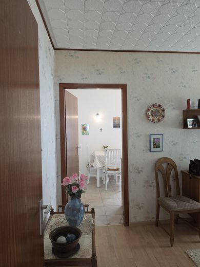 Provisionsfrei: Großzügiges Einfamilienhaus in ruhiger Aussichtslage mit teilbarem Großgrundstück – Esszimmer, Blick in die Küche