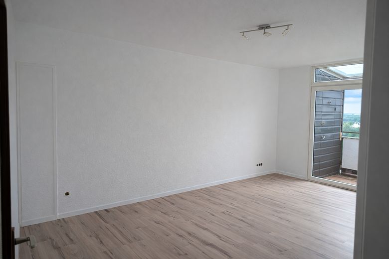 4-pokojowe mieszkanie na najwyższym piętrze, garaż podziemny, 2 windy, WC dla gości, loggia z dalekim widokiem – Foto 11