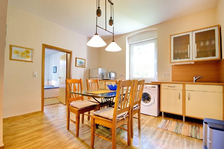 Liebevoll eingerichtete, helle Wohnung mit Innenhof/Terrasse, mit Reinigung, Vermietung an Berufspendler – b512d63c8d83afe457618b7e90d0fbf6660fb20f.jpg