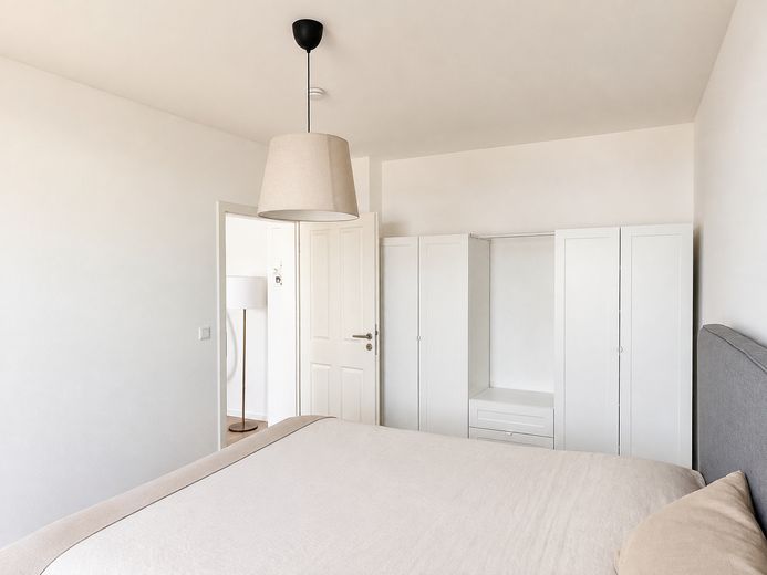 Möblierte KfW40-Wohnung mit Waschmaschine, Internet, hervorragende ÖV-Anbindung – Schlafen / Schrank