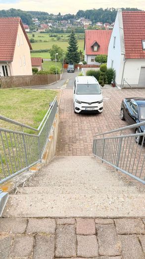 Treppe Parkplatz zum Eingang