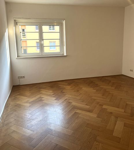 2,5-Zimmer-Altbauwohnung mit Balkon in Untergiesing, Denkmalschutz – Wohnzi. von Tür