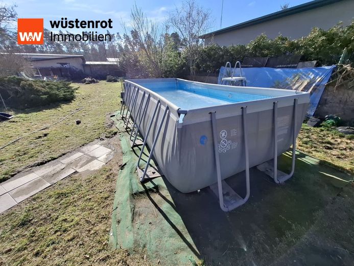 Neuer Preis! Doppelhaus im Bungalowstil in Luckenwalde mit großer Nutzfläche im Keller zu verkaufen. – Pool