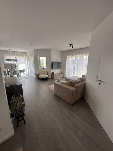 Moderne Neubau-Wohnung mit Einbauküche, Loggia + Terrasse! – Foto 3