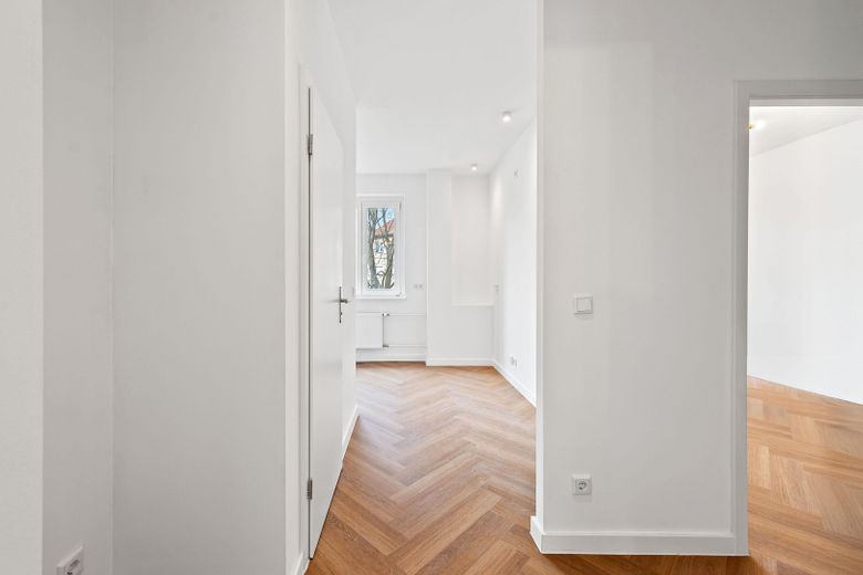 Apartamento de 2 habitaciones **recién renovado** junto al campo de Tempelhof y al anillo de tren S-Bahn, primera ocupación tras la renovación – Foto 3