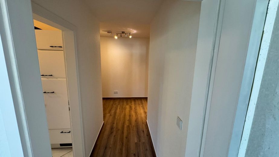 Aucune attente : spacieux refuge de 2 pièces à Lokstedt (prêt à emménager et sans commission) – Flur
