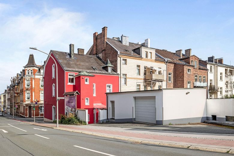 Hausansicht mit Stellplatz