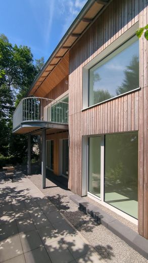 Energieeffizientes Einfamilienhaus (A) mit Panoramablick im Taunus – Balkon mit Stahlgeländer und H