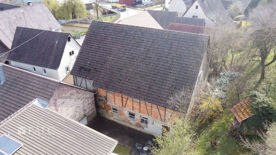 Charmantes Bauernhaus mit angrenzender Scheune und viel Potenzial – Scheune mit Hinterhof