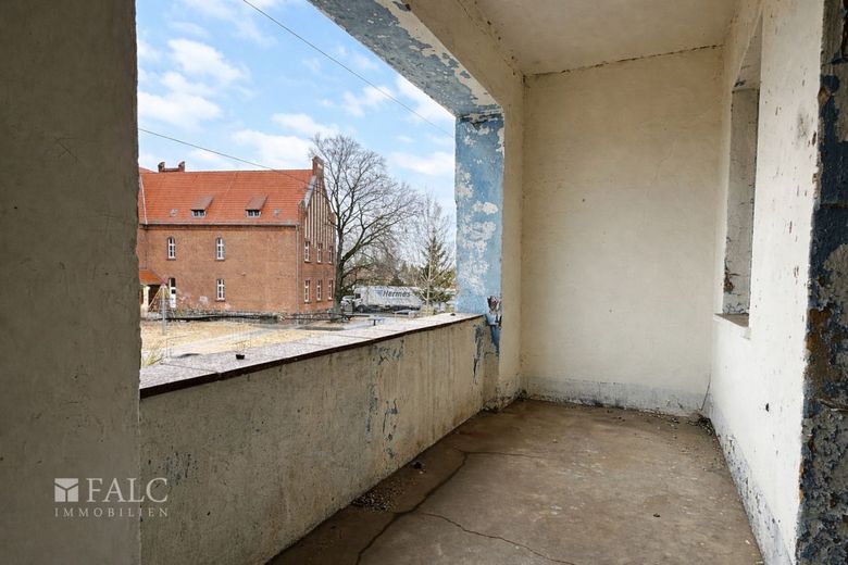 Provisionsfrei! MFH mit 308 m² für 79.500 EUR - 3 WE + DG-Ausbau + KfW-Potenzial – Loggia - Ist-Zustand (leergeräumt)