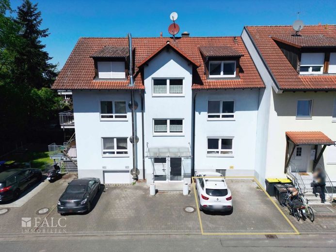 Geräumige 4-Zimmer-Wohnung mit Top-Energieeffizienz und geringen laufenden Kosten – Außenansicht + Stellplätze