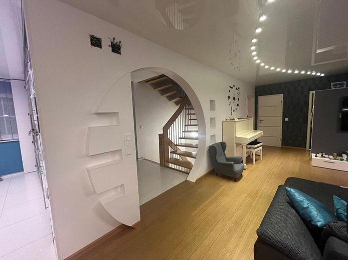 Geräumiges und modernisiertes 8-Zimmer-Einfamilienhaus mit geh. Innenausstattung in bester Lage – Wohnzimmer